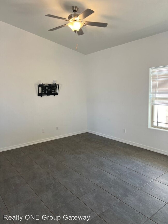 Building Photo - 3 br, 2 bath House - 3820 E San Gabriel St...