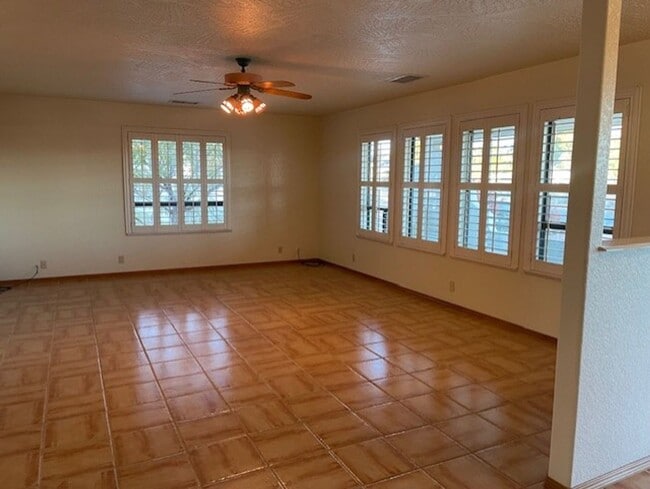 Building Photo - Occupied until Dec 1st Do Not Disturb Tenants!! Wonderful Home 3 bed 2 bath with a Great Yard & V...