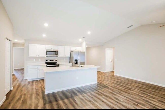 Building Photo - 1701 SE Airoso Blvd