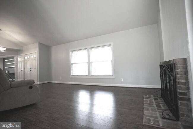 Foto del edificio - 322 Sugarland Run Dr