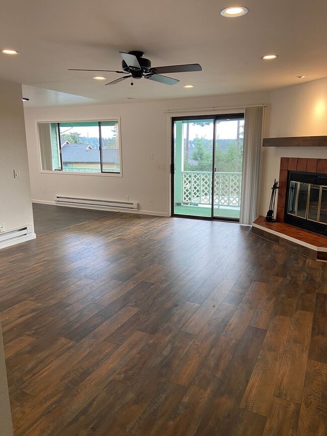 Building Photo - Fantastic, Modern 2 Bedroom Apartment with Small Garage!!