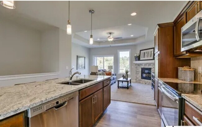 Foto del edificio - 16070 Hadan Dr