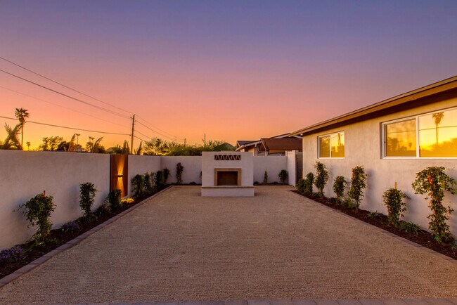 Foto del edificio - Beautiful 4 Bedroom, 3 Bath Home on an Oversized 18,000 Sq Ft Lot