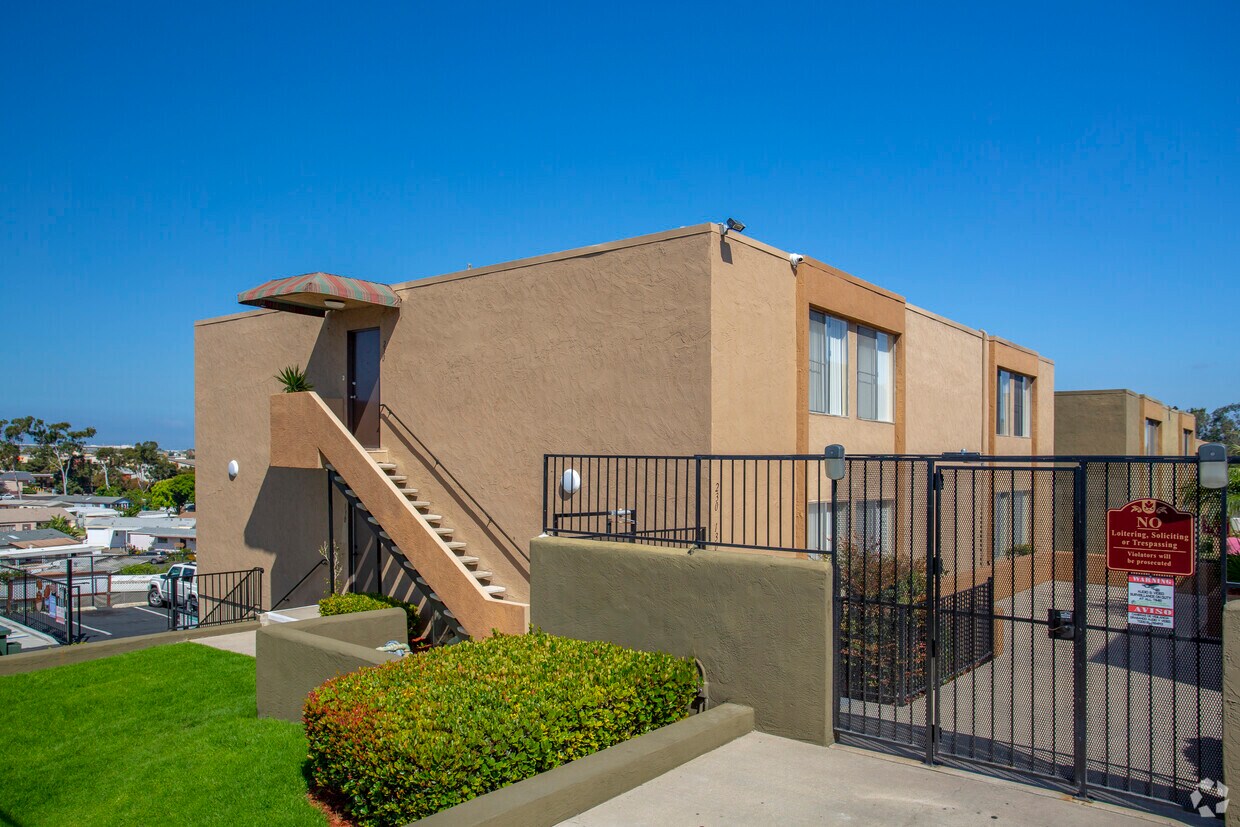 Woodland Hills IMMEDIATE MOVE IN AVAILABLE!! Apartments in Chula Vista, CA