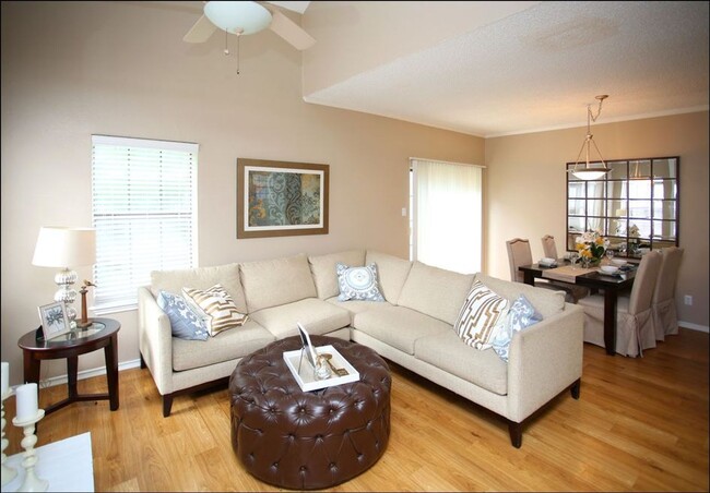 Foto del interior - Waterchase Gardens: Charming Townhomes in ...