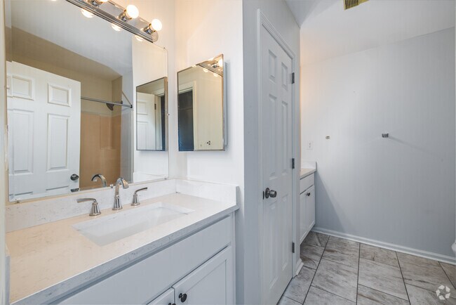 2 habitaciones, 2 baños - 1100 pies cuadrados - Baño principal - 155-189 S Eagle Creek Dr