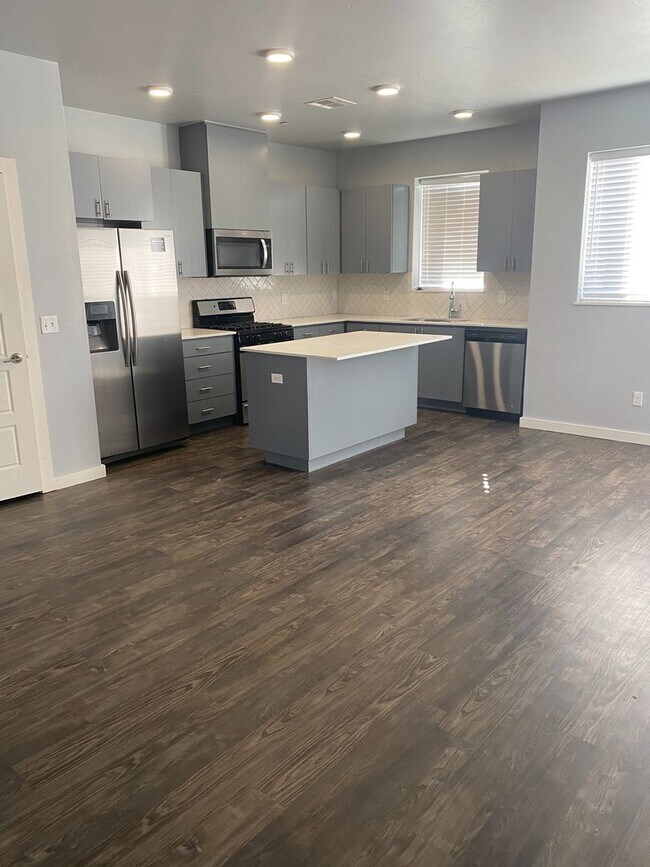 Building Photo - Townhouse in Moore! 3 bedroom, 2.5 bathroom, 1 car garage