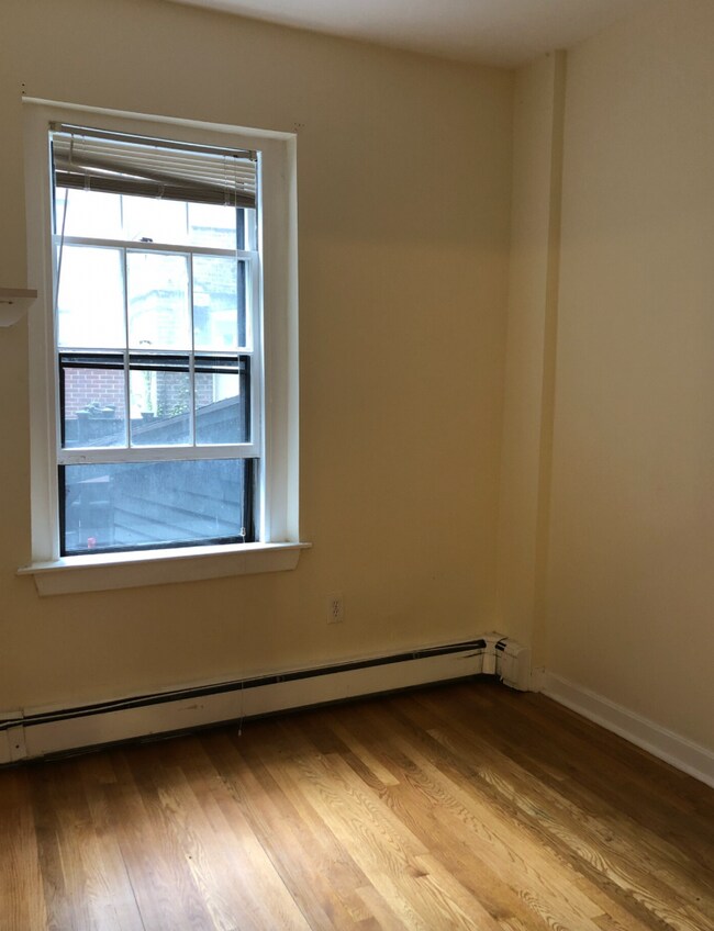 Building Photo - 27 Phillips St