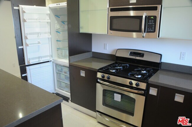 Foto del edificio - 1418 N Poinsettia Pl