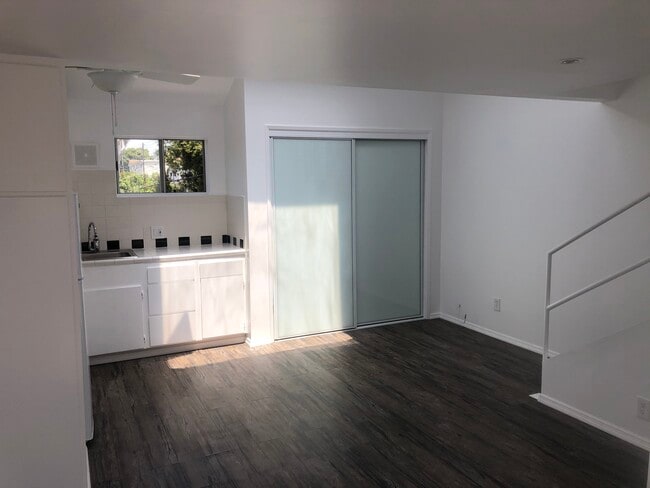 Livingroom/kitchen - 2828 Arizona Ave