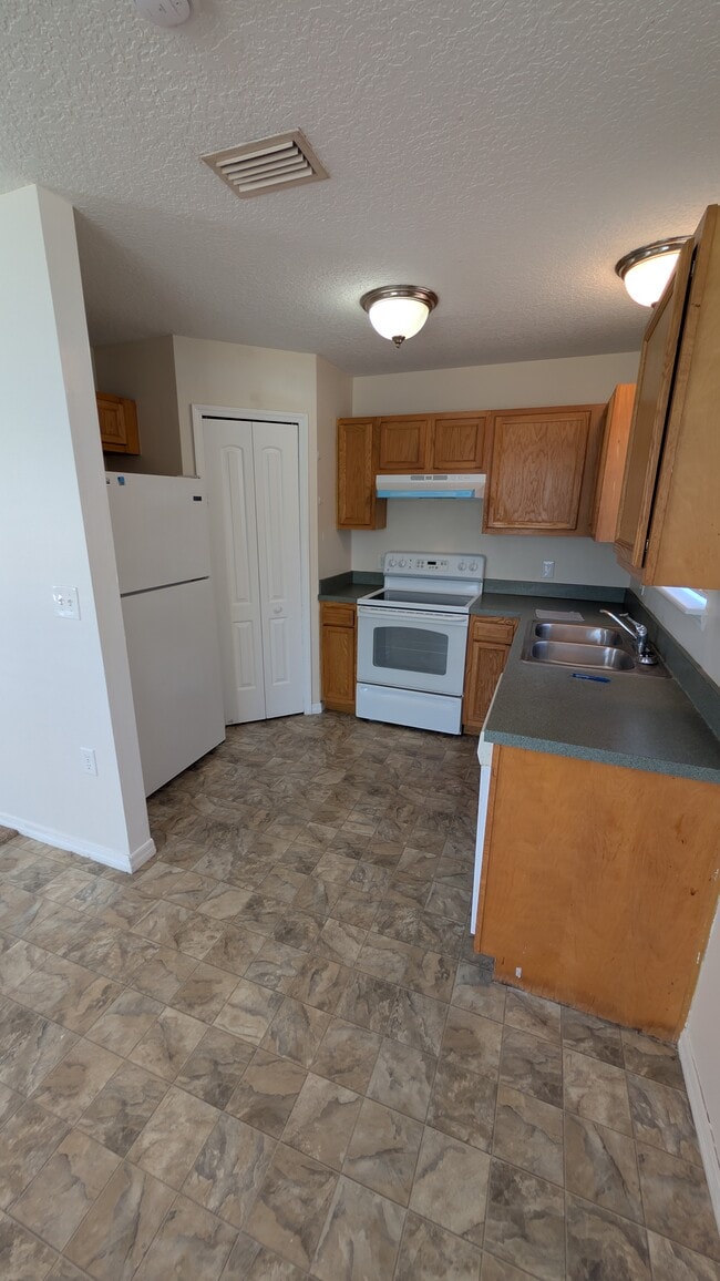 Foto del edificio - 7594 Taylor Field Rd