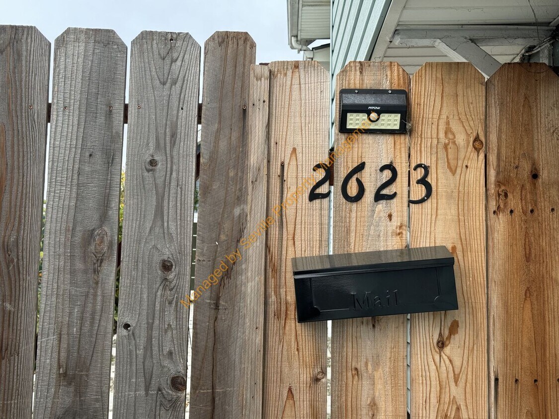 Primary Photo - CHARMING 2 BEDROOM /1 BATHROOM HOME W/LOTS...