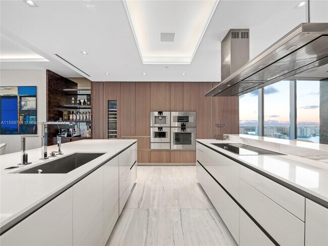 Building Photo - 17901 Collins Ave
