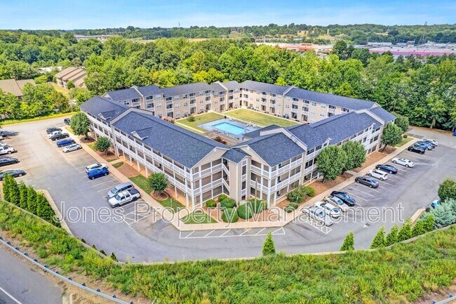 Foto del edificio - 305 Country Club Dr NE
