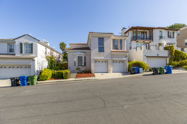 Building Photo - 651 S Ave 61