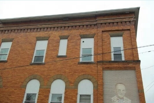 Foto del edificio - 122 E Main St