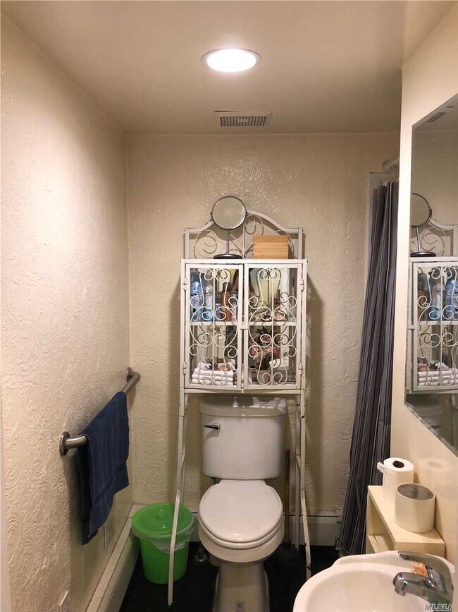 Foto del edificio - 42-40-42162 162nd St