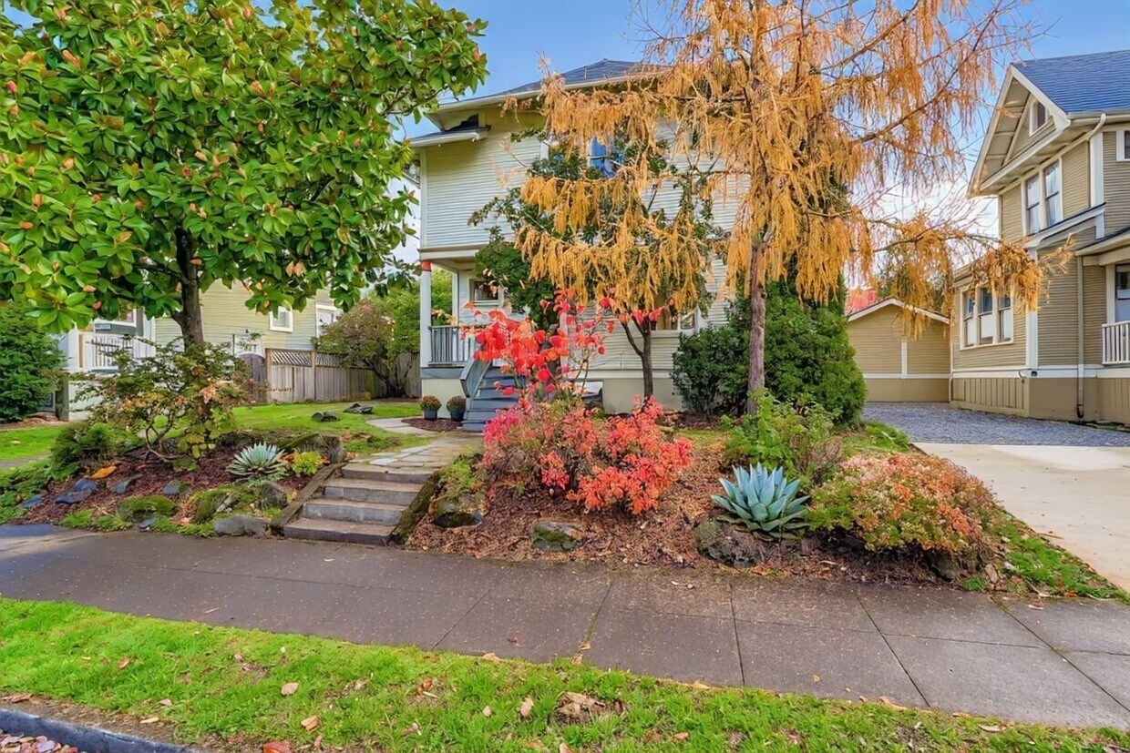 Vista de la calle/Vista frontal - 4904 NE 16th Ave