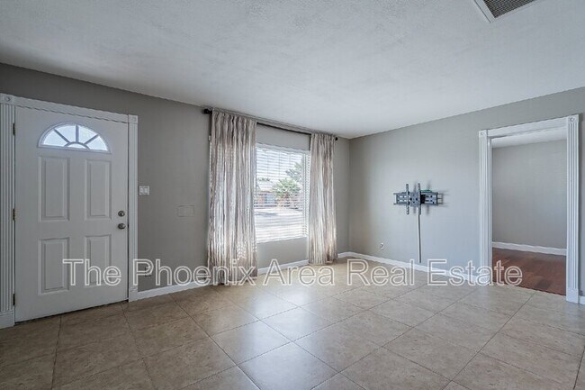Foto del edificio - 8654 E Windsor Ave