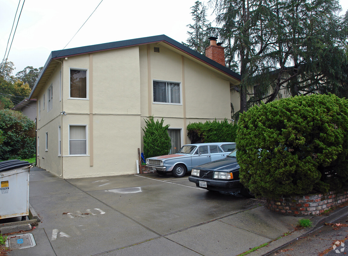 Building Photo - Strawberry Knoll Apartments