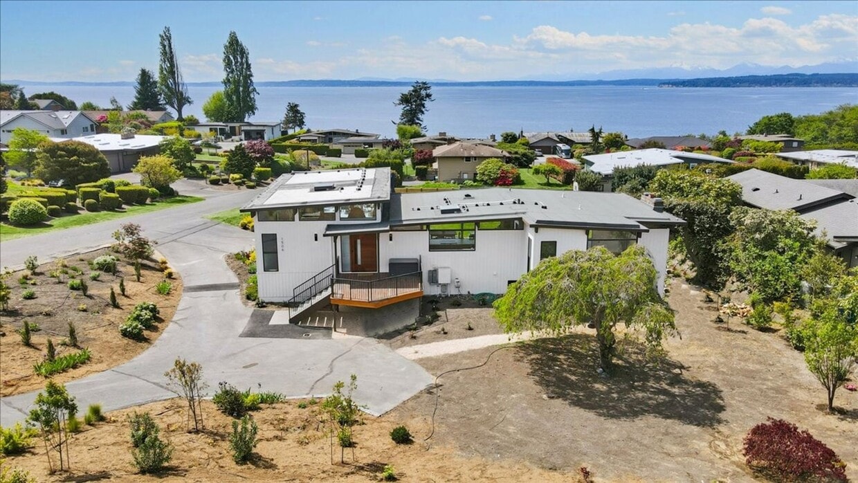 Primary Photo - 4Bd/3.25Ba Shoreline House