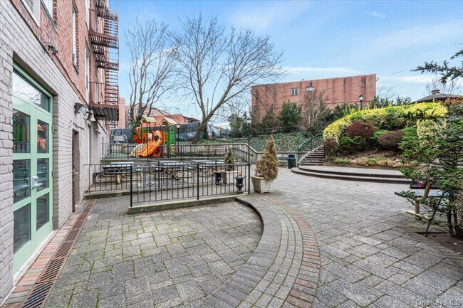 Foto del edificio - 59-30-59108 108th St