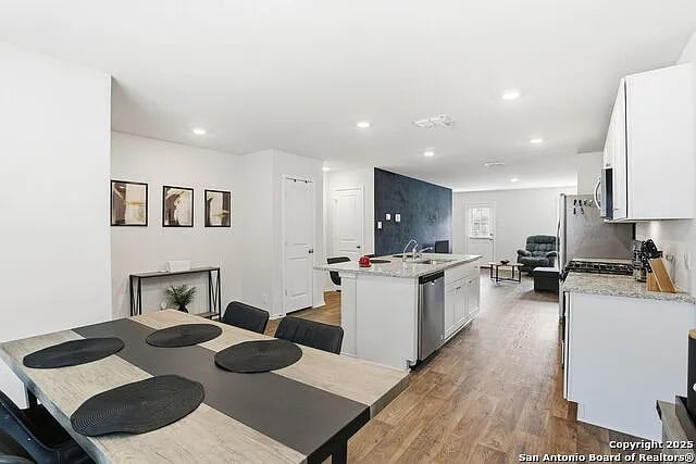 Foto del edificio - Room in House on Navidad Pike