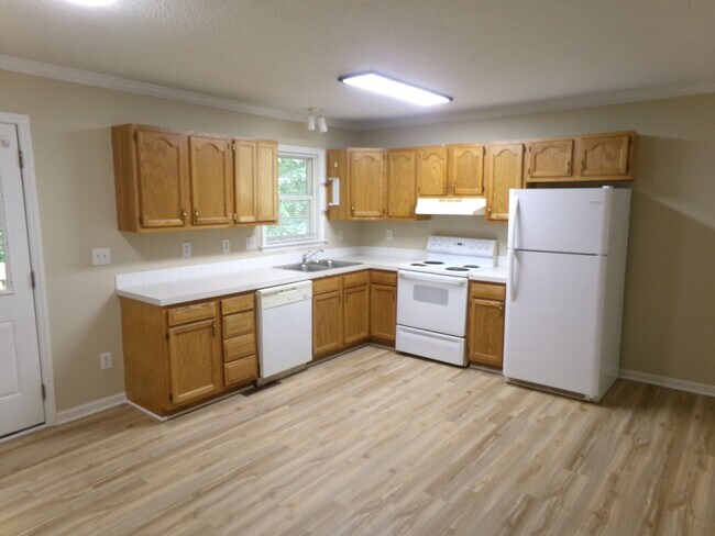 Building Photo - 4 Bedroom Split Foyer