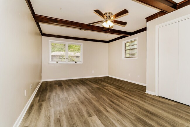 Foto del edificio - 1600 Grove Hill Rd