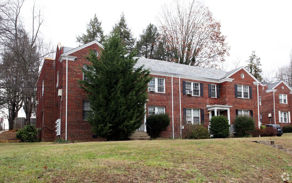 40254029 Beecher St NW, Washington, DC 20007 Apartments in