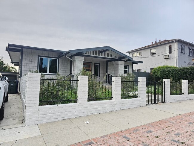 Building Photo - 957 Manzanita St