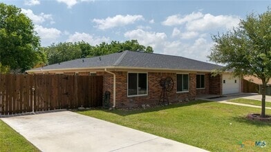 Building Photo - 308 Live Oak Dr