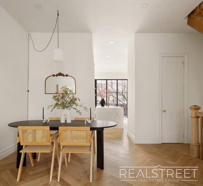 Foto del edificio - Stunning Brand New Townhouse for Rent in Bushwick!
