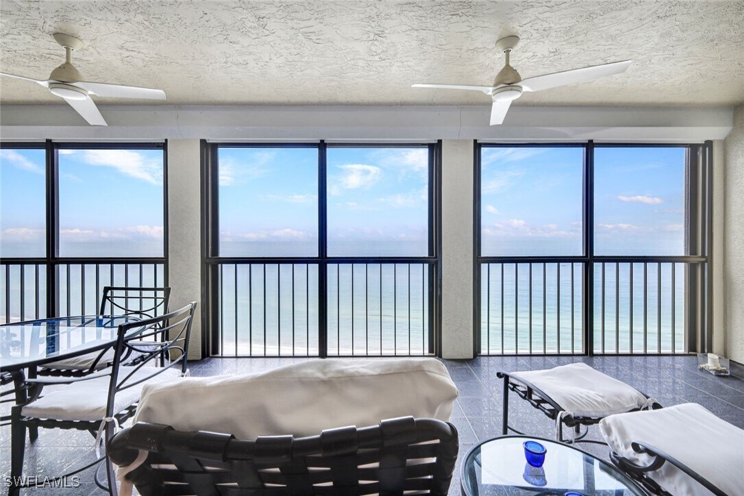 Foto principal - 8171 Bay Colony Dr