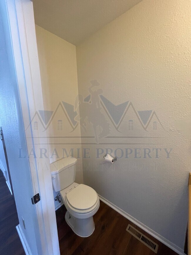 Building Photo - 3 Bedroom 2 Bathroom Townhouse