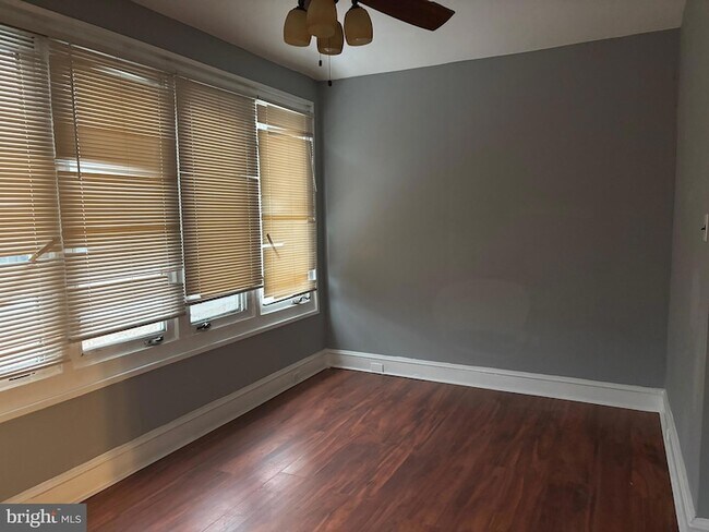 Foto del edificio - 649 W State St