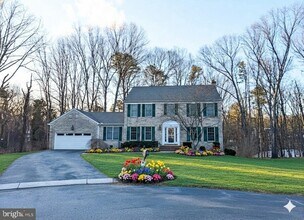 Building Photo - 743 Live Oak Dr