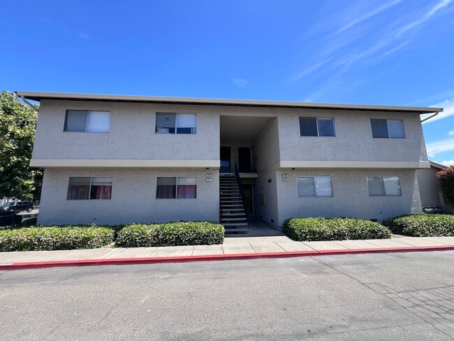 Building Photo - GORGEOUS CONDO UNIT WITH PRIVATE BACK YARD WITH GARDEN SETTING AND 2 PARKING SPACES!!!