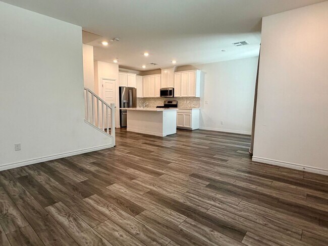 Building Photo - Amazing NLV 3 bed townhome