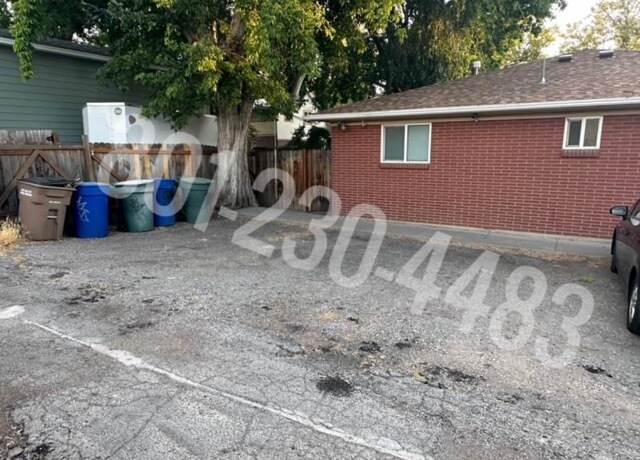Estacionamiento fuera de la calle - 858 Yale Ave S