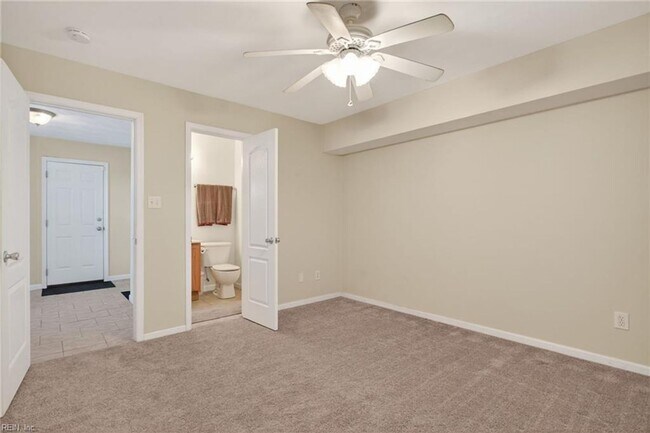 Building Photo - Immaculate Townhome in Camellia Gardens!