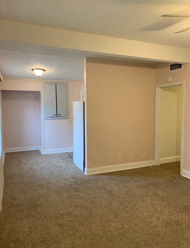 Foto del edificio - Spacious Backyard And Screened Porch In This Cozy 3 Bedroom Home