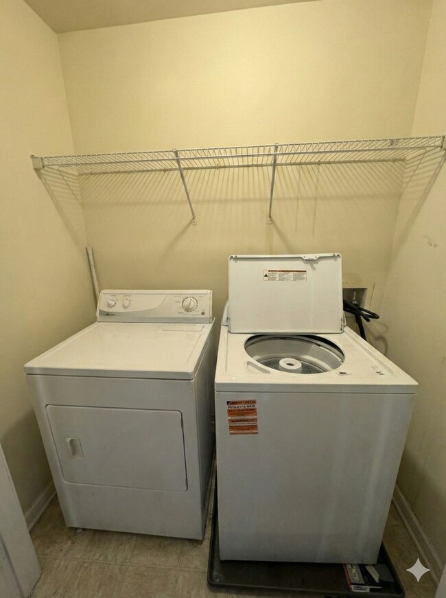 Building Photo - 4 Bedroom Downtown Beauty!