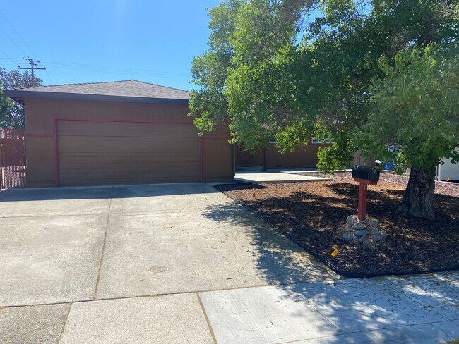 Foto del edificio - Folsom 3 Bdrm, 2 bath