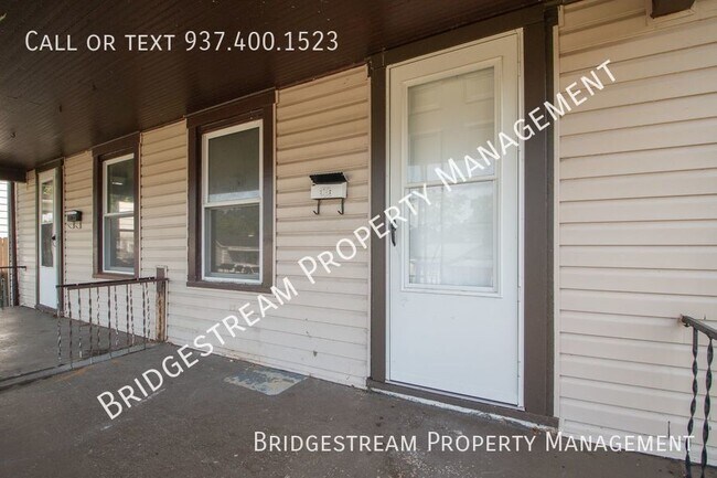 Building Photo - Spacious 2 bed, 1 bath duplex with basment...