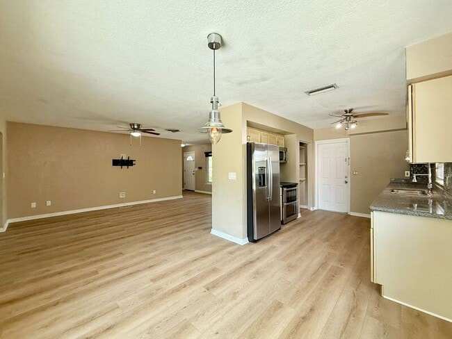 Building Photo - 2565 Granada Cir W