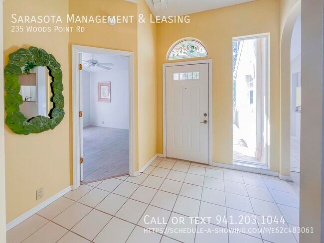 Building Photo - Updated 3 Bed 2 Bath Villa with Screened P...