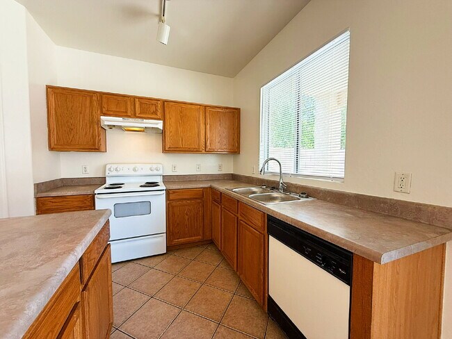 Building Photo - Freshly Updated 3-Bed, 2.5-Bath Home with ...