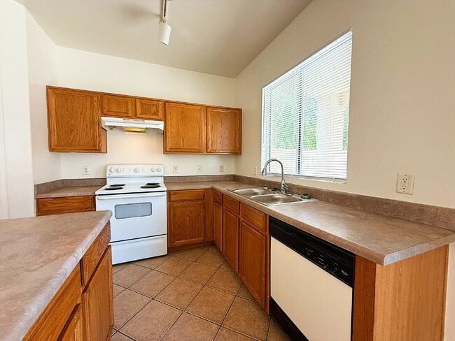 Foto del edificio - Freshly Updated 3-Bed, 2.5-Bath Home with ...