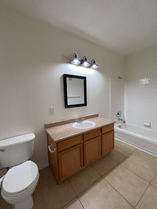 Foto del edificio - COZY 2 BEDROOM 2 FULL BATH CONDO LOCATED ON SECOND LEVEL